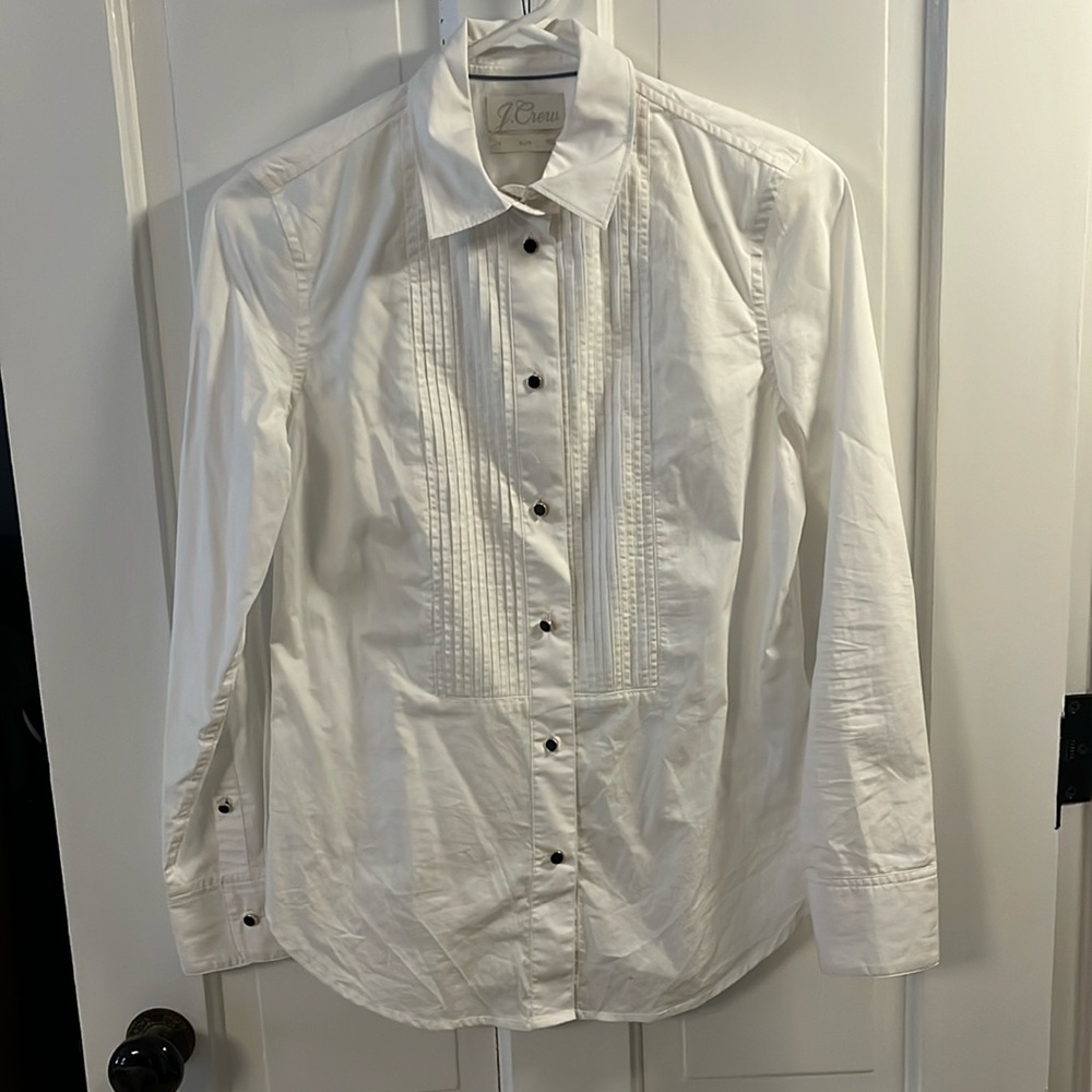 Women’s tuxedo shirt with black buttons